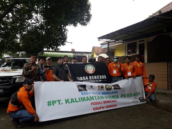 Ustadz Hefzi, Lc., Ustadz Muhammad Triyono dan para relawawan (07/12/2021)