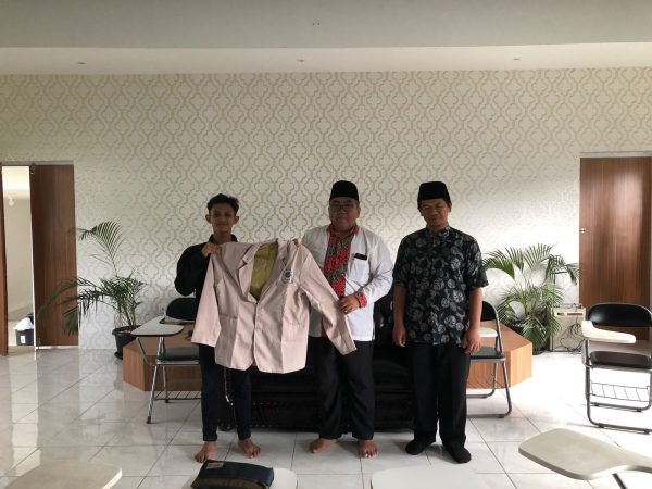 Ustadz Uus M. Ruhiyat, M. Ag. menerima Jas Da'i.