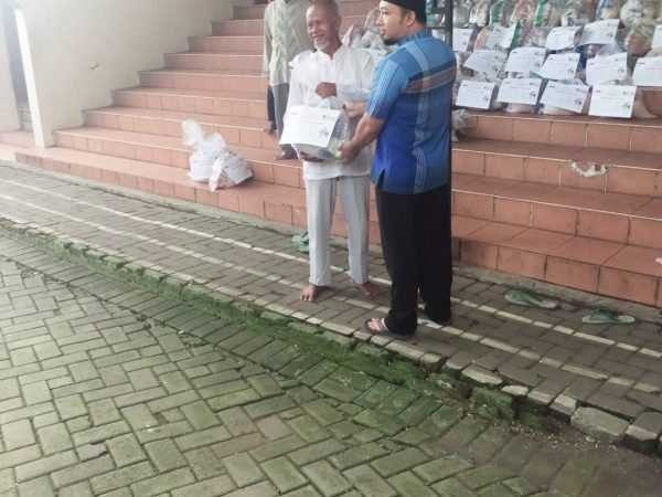 Mudir menyerahkan BIngkisan Ramadhan