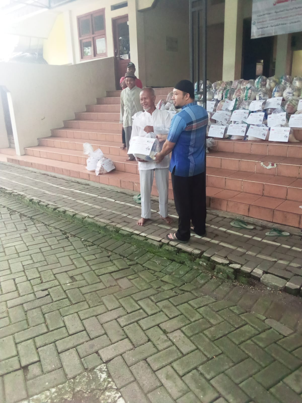 Mudir menyerahkan BIngkisan Ramadhan